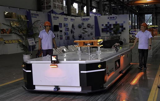 30T 牽引 AGV 在物流行業(yè)優(yōu)勢顯著，具備強大負載、精準導航、自動化作業(yè)、適應復雜環(huán)境、節(jié)省人力、便于集成以及安全性能突出等優(yōu)勢，助力物流高效運作。